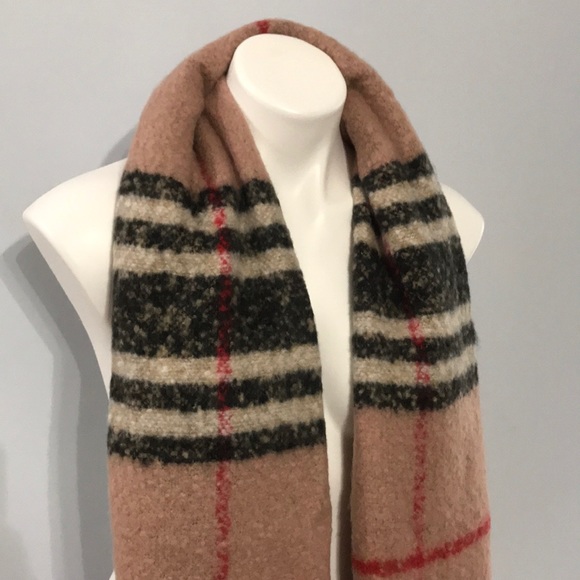 Pink plaid soft plush scarf with fringe - Picture 5 of 8